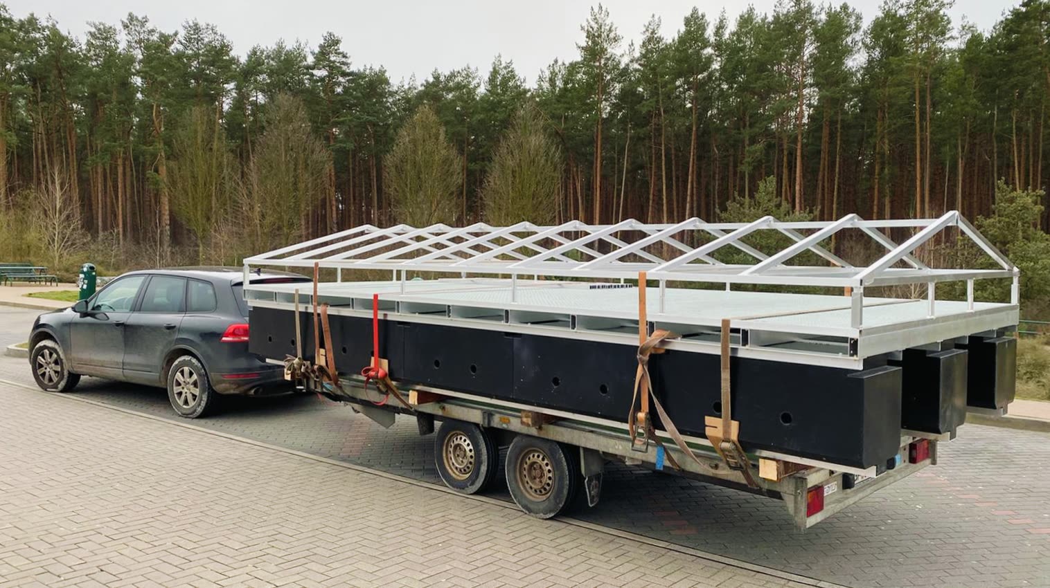 Transport einer großen Stahlkonstruktion